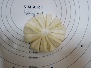 11、椰蓉菊花面包,每片中间再剪一刀。