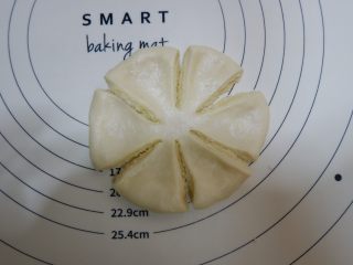 10、椰蓉菊花面包,均匀剪成六等份，中间不要剪断。