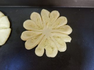 12、椰蓉菊花面包,每两个一组，向外侧翻，翻成切口朝上，露出椰蓉馅，依此类推，全部翻好，进行2次发酵。