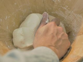 2、 熊猫汤圆,糯米粉放盆里，轻轻的倒温水进去，边倒边用筷子扒拉扒拉。然后用手揉到面团变得光滑有光泽。取出一小团，剩下的用保鲜膜包住，防止水分流失。