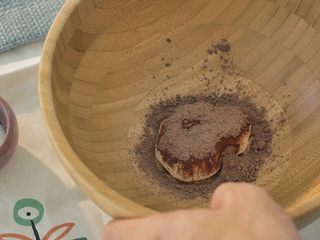 3、 熊猫汤圆,用可可粉给小面团上色。可可粉虽然含有咖啡因，但加工后含量其实是很低的，可以放心给宝宝吃。揉好了就别耽误时间，用保鲜膜盖好，接着处理大面团。