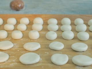 4、 熊猫汤圆,把大面团等分、搓圆为玻璃珠大小，一半压扁。