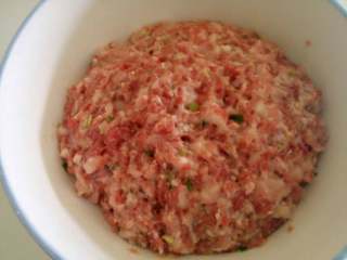 1、彩色饺子,瘦肉配肥肉剁成肉糜，香菇生姜香葱剁成细末，均匀混合肉糜，加入足够盐料酒淀粉鸡蛋清调成肉馅。