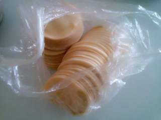 2、彩色饺子,把饺子皮摊开，舀半勺香菇肉馅放饺子皮中间。把饺子皮的圆边平均找三个点，以这三点为基准向中心聚拢捏合将肉馅包好。