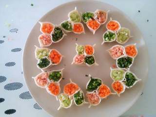 3、彩色饺子,这时饺子下面是包的香菇肉馅，上面有空着的三瓣，可以往里面放任何三种你喜欢的配菜馅。再在每个“花瓣”的最外边用手捏出一个小边，这样看起来更加像三个花瓣。中间那个我是捏的四个边像四个花瓣。光包饺子去了，忘了拍包的过程了(⊙o⊙)额