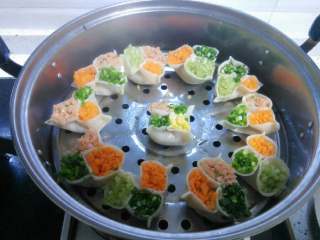 4、彩色饺子,放蒸锅里上汽后蒸十五分钟就可以了。