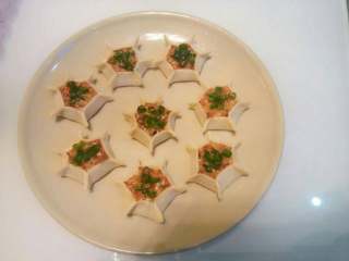 5、彩色饺子,也可以把胡萝卜混合肉糜成黄金肉馅，包在饺子皮里面，再将饺子皮捏成六个小边，办成一个大花朵。蒸好后点缀点香葱末或香菜末既可。这个不像饺子更加像烧卖哈^_^