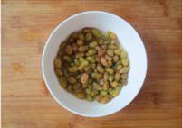 1、丹麦蓝罐曲奇,葡萄干加入没过1厘米左右的清水浸泡2-3小时（冬天或冷藏室也可以泡一夜）