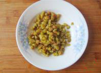 2、丹麦蓝罐曲奇,泡好的葡萄干吸了水会很饱满，这时沥去水份，并挤去葡萄干里的水份,用刀把葡萄干切成小块备用。