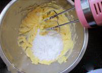 3、丹麦蓝罐曲奇,室温完全软化的黄油用电动搅拌器搅打均匀，不用打发，加入糖粉搅打。