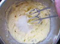 4、丹麦蓝罐曲奇,当黄油的颜色稍变白时，加入椰蓉，搅打均匀。