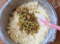 5、丹麦蓝罐曲奇,混合筛入面粉和小苏打粉，用刮刀轻轻的拌和成大至均匀的颗粒絮状，加入葡萄干，拌和均匀。