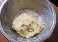 6、丹麦蓝罐曲奇,用手把面团抓捏成团，不要过份揉。