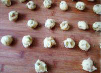 7、丹麦蓝罐曲奇,把面团揪成15克每个的小面剂。