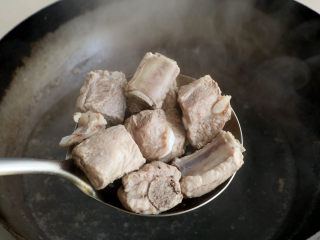 3、排骨莲藕玉米汤,撇去浮沫，捞出再次清洗干净；