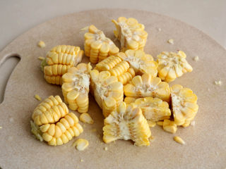 5、排骨莲藕玉米汤,玉米洗净切块；