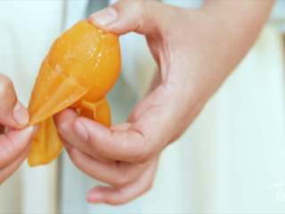 2、【枇杷糖】当枇杷遇上麦芽糖，夏天只剩清凉,新鲜枇杷去皮去核；