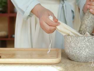 3、【枇杷糖】当枇杷遇上麦芽糖，夏天只剩清凉,捣为枇杷汁；