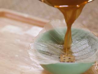 4、【枇杷糖】当枇杷遇上麦芽糖，夏天只剩清凉,过筛，留取果汁；