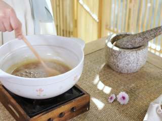 6、【枇杷糖】当枇杷遇上麦芽糖，夏天只剩清凉,中火烧开，用漏勺将泡沫打掉，转小火慢熬；