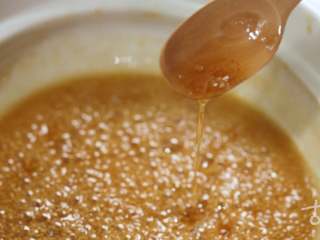 7、【枇杷糖】当枇杷遇上麦芽糖，夏天只剩清凉,熬为膏体状，用筷子蘸一下滴水里马上变硬即可；