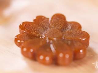 9、【枇杷糖】当枇杷遇上麦芽糖，夏天只剩清凉,快速的在糯米纸上或模具中定型，冷却后脱模。