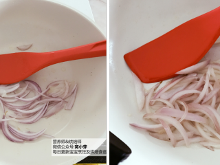 1、宝宝辅食:有饭、有菜、有肉,啥都有的土豆牛肉焖饭!18M+,热锅,少许油,倒入洋葱,中火翻炒至变透明。