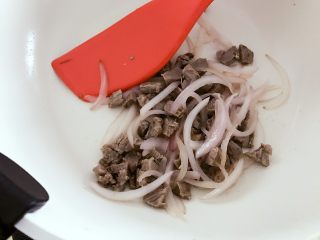 2、宝宝辅食:有饭、有菜、有肉,啥都有的土豆牛肉焖饭!18M+,加入步骤2中捞出的牛肉丁,中火翻炒2-3分钟。