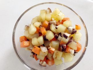 4、宝宝辅食:有饭、有菜、有肉,啥都有的土豆牛肉焖饭!18M+,再倒入香菇,继续翻炒2-3分钟,出锅备用。