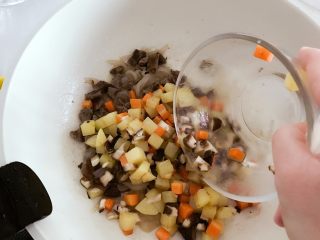 5、宝宝辅食:有饭、有菜、有肉,啥都有的土豆牛肉焖饭!18M+,牛肉炖完后,倒入步骤7中准备好的土豆胡萝卜香菇丁。