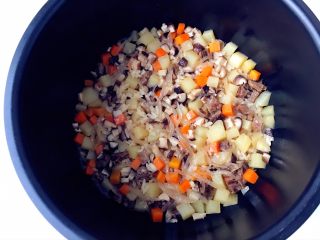 8、宝宝辅食:有饭、有菜、有肉,啥都有的土豆牛肉焖饭!18M+,煮好,如果水多了,可以多保温焖一段时间,也可以盛出用炒锅收汁。