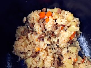 9、宝宝辅食:有饭、有菜、有肉,啥都有的土豆牛肉焖饭!18M+,用饭勺翻拌均匀就可以吃啦。