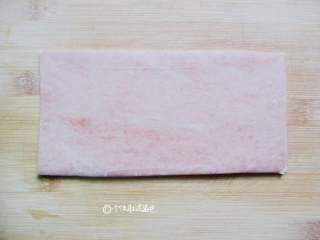 5、炸猫耳朵,在两片之间涂点水，在红面片上也涂点水，将红色放在上面！