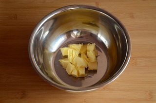 1、黄金椰丝球,黄油切成小块，室温软化