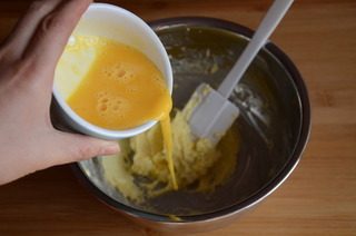 3、黄金椰丝球,分3次加入鸡蛋液，每次完全拌匀后再加下一次