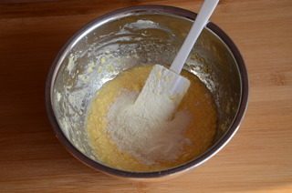 4、黄金椰丝球,加入奶粉拌匀