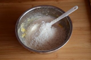 5、黄金椰丝球,加入椰丝和低筋面粉