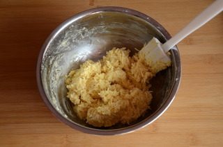 6、黄金椰丝球,搅拌均匀，面糊呈湿润状态