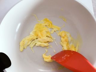 2、宝宝辅食：莴笋梨炒蛋—冬日小清新,热锅，刷一层植物油，将鸡蛋打散倒入，稍稍有点凝固成型马上用铲子打散，出锅备用，这一步要煎嫩一点。