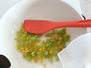 4、宝宝辅食：莴笋梨炒蛋—冬日小清新,倒入适量凉白开，继续翻炒，一直把莴笋丁炒软炒熟。