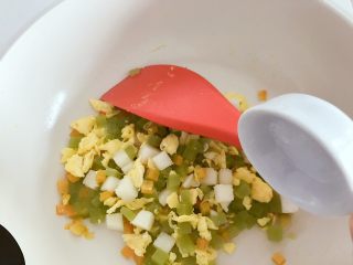 6、宝宝辅食：莴笋梨炒蛋—冬日小清新,加一点点盐调味，翻炒均匀，即可出锅。