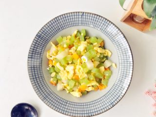 7、宝宝辅食：莴笋梨炒蛋—冬日小清新,出锅出锅