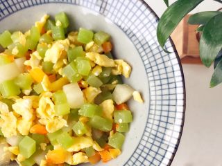 8、宝宝辅食：莴笋梨炒蛋—冬日小清新,颜色清新，口感清爽，蛋香浓郁
