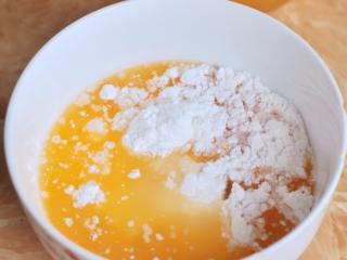 1、葡萄干麻糬软欧,糯米粉、玉米淀粉、糖、芒果汁混合。