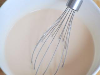 2、葡萄干麻糬软欧,拌成均匀的面糊。