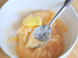 3、葡萄干麻糬软欧,用微波炉加热2分钟，取出搅拌均匀，再加热1分钟，直到面糊内部也熟透，晾到不烫手时，加入黄油揉光滑。