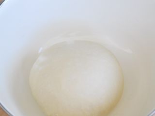 7、葡萄干麻糬软欧,滚圆后松弛十分钟。