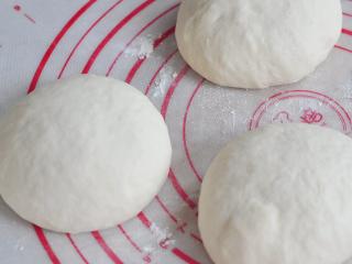 8、葡萄干麻糬软欧,将面团分成三份，滚圆后静置15分钟。