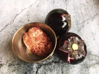 1、香炸茄子盒,准备好主要食材，圆茄子和猪肉肉靡。