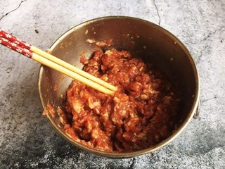 3、香炸茄子盒,将调料和肉靡搅打均匀。
